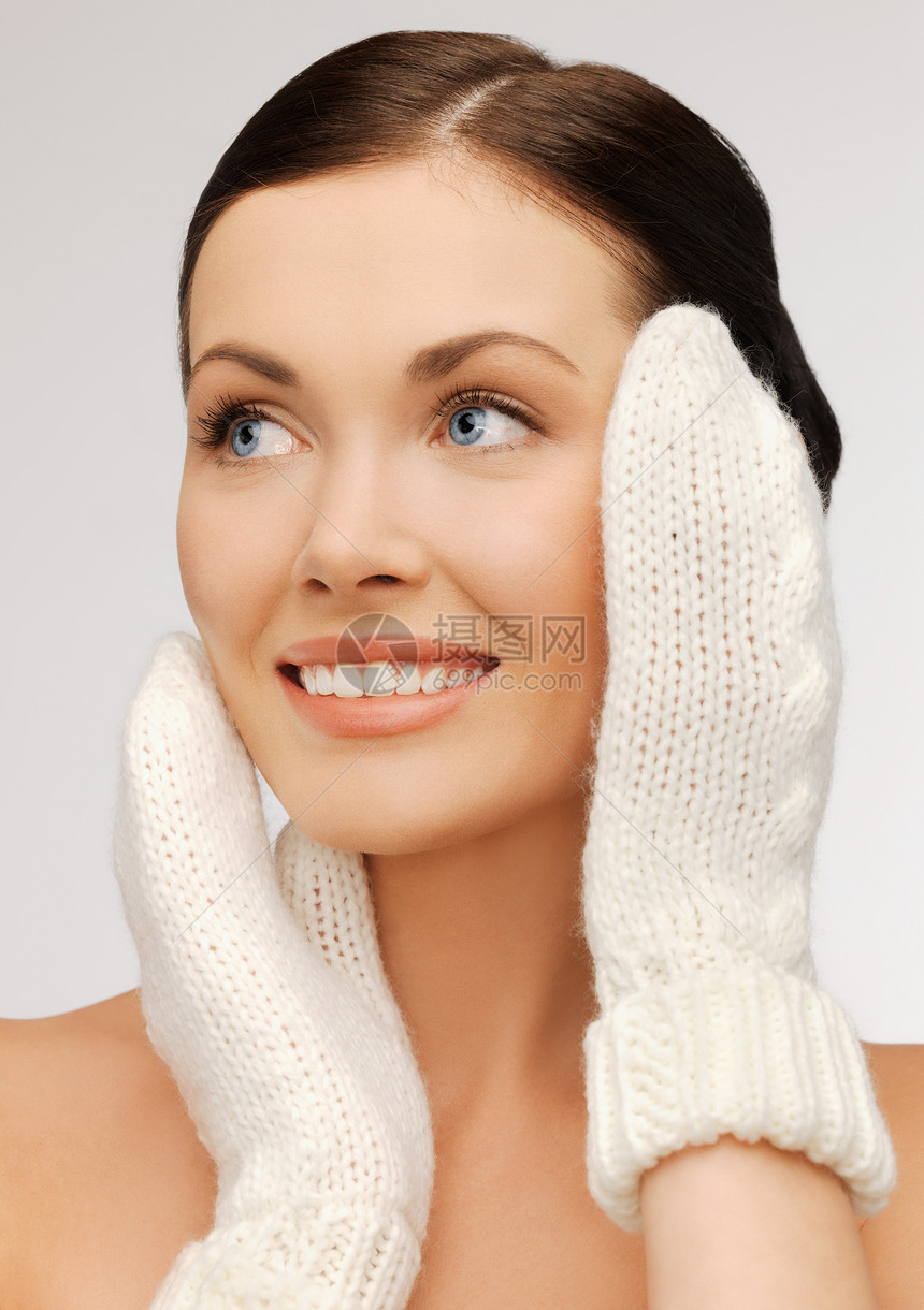 穿戴手套的妇女幸福羊毛季节女孩衣服福利容貌女性皮肤护理图片