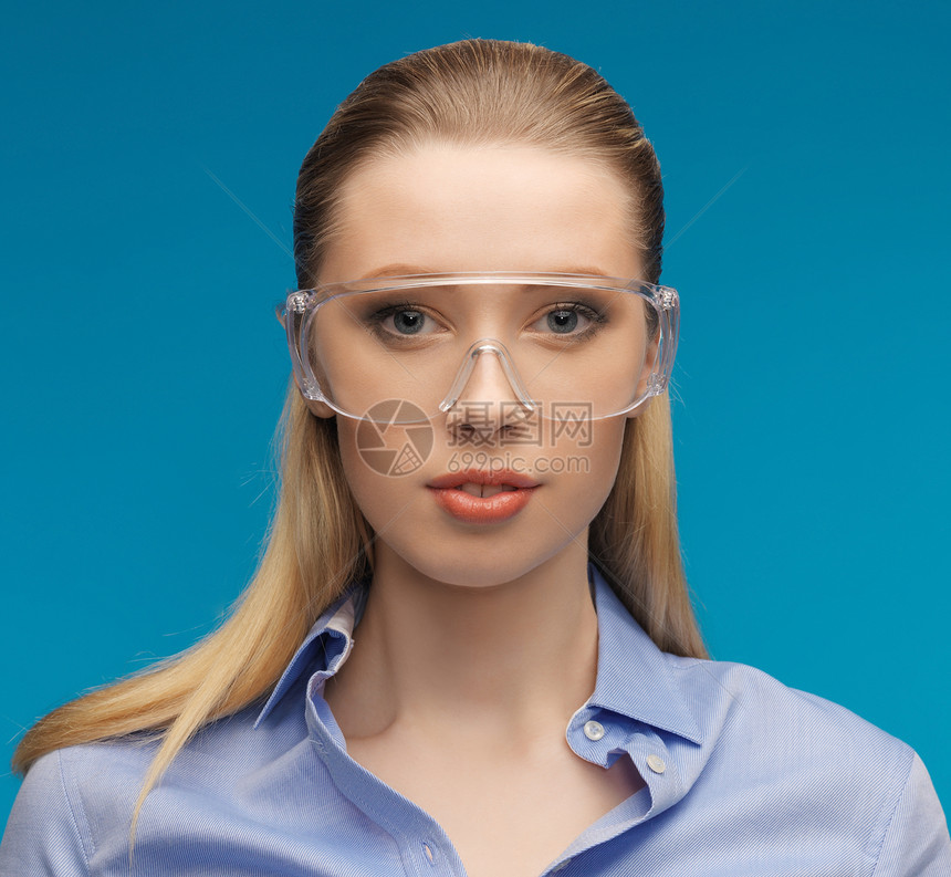 戴保护眼镜的女商务人士蓝色齿轮塑料商业配饰教育技术女孩商务安全图片
