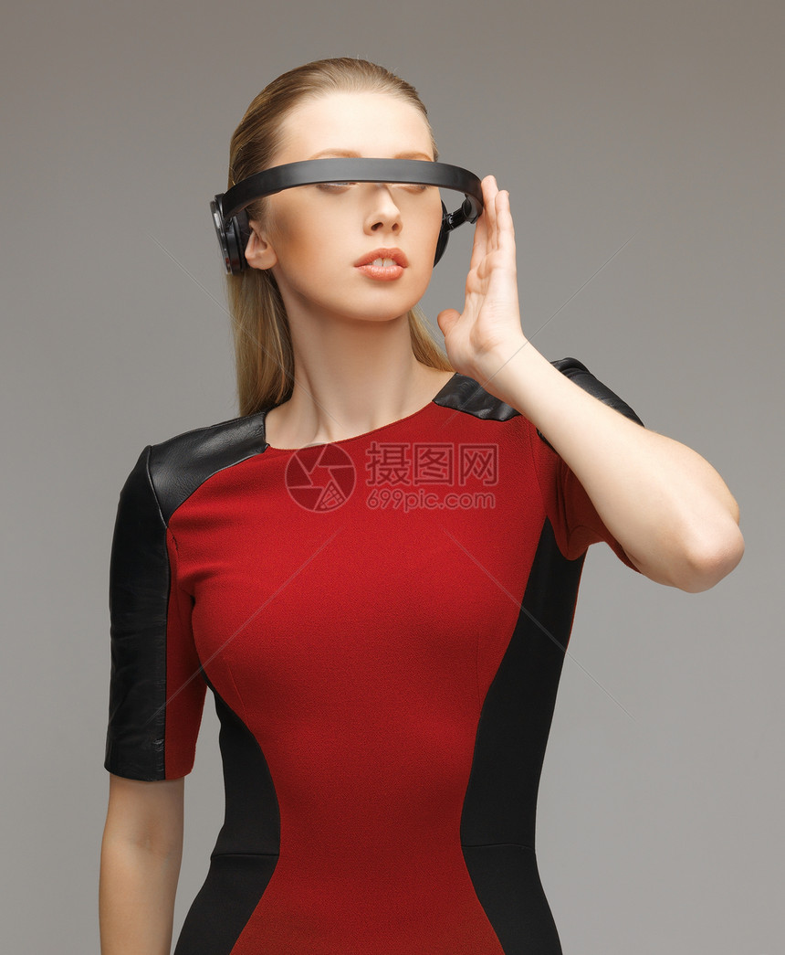 戴未来眼镜的妇女电子人女孩衣服女性数据传感器技术宝贝创新健康图片