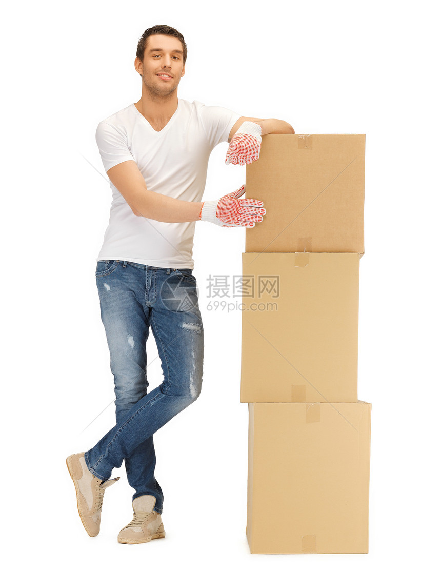 长着大盒子的帅哥小伙子衬衫纸盒工人邮政包装纸板服务伙计命令图片