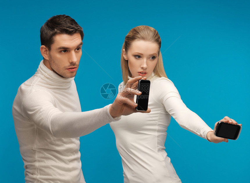 拥有现代技术工具的男男女女蓝色女孩男性电话探索白色女性细胞扫描绅士图片