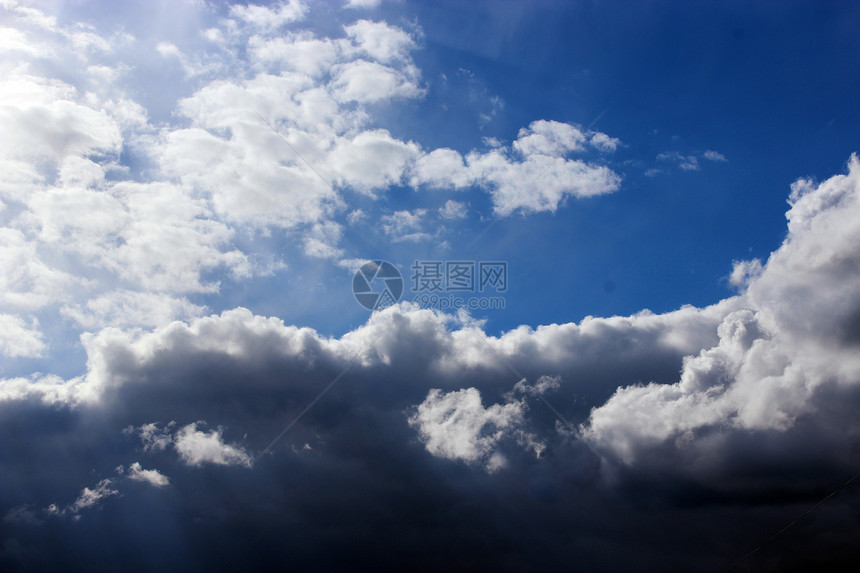 蓝色天空背景上的白云闪光框架旅行自由气象航班空气地平线全景阳光天堂图片