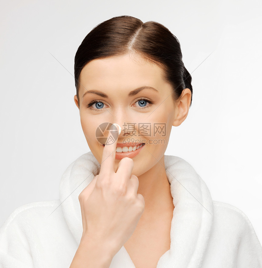 妇女浴袍中施用油脂容貌化妆品长袍活力女性洗澡福利奶油浴衣保健图片