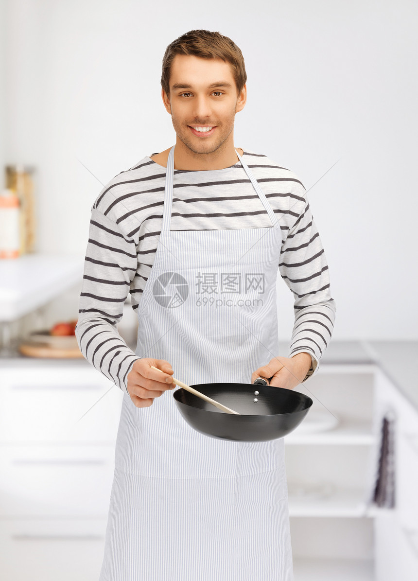 厨房有锅子的帅帅帅男青年微笑绅士围裙小伙子烹饪平底锅食物勺子男性图片