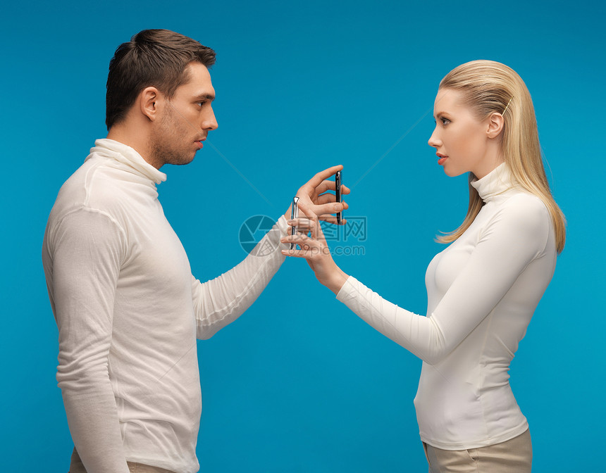 拥有现代技术工具的男男女女社会男性男人女性电话白色细胞衬衫探索绅士图片
