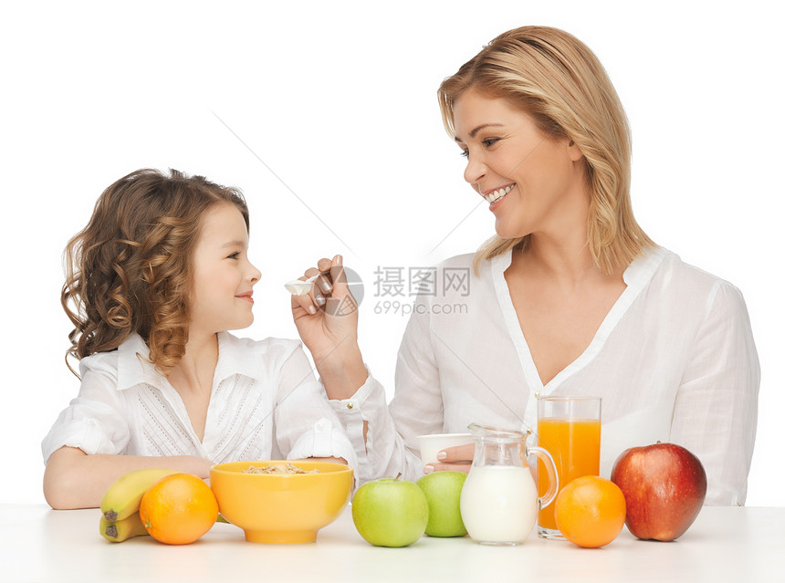 母亲和女儿女性甜点微笑女士孩子早餐果汁中年酸奶青春期图片