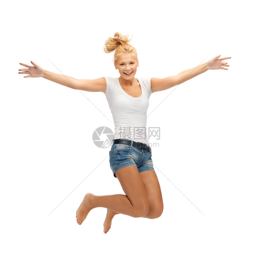 穿白白白色T恤衫的少女中快乐飞行女士衬衫微笑跳跃女性乐趣青年青少年图片
