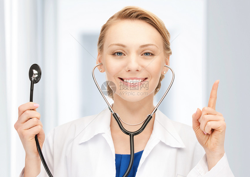 具有听诊器的有吸引力的女医生卫生保健儿科工人女性微笑诊所女士疾病临床图片
