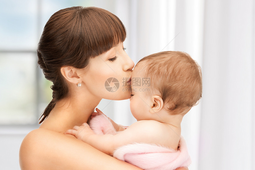 幸福的母亲和可爱的婴儿孩子生活母性微笑女儿妈妈新生女士育儿童年图片