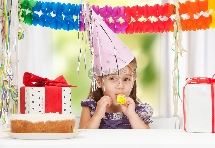 带生日蛋糕的莱特女孩庆典孩子们乐趣盒子微笑女士派对帽子童年女性图片