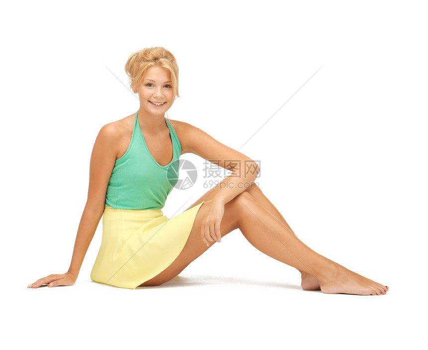 身着临时服装的年轻美少女长腿快乐微笑青少年女孩白色地面工作室宝贝福利图片