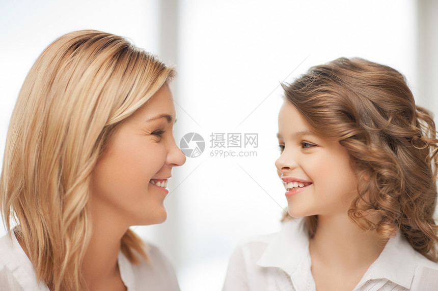 母亲和女儿青春期房子健康微笑孩子们女士成人中年福利房间图片