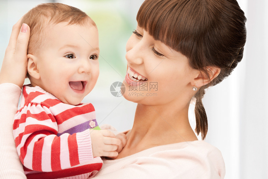 幸福的母亲和可爱的婴儿母性微笑男生女士家庭生活童年拥抱女孩父母图片