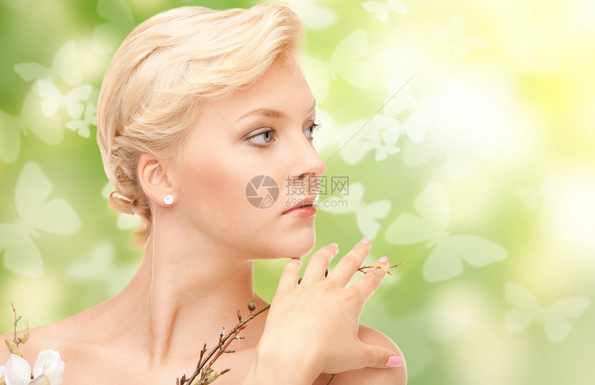 美丽的女人 花朵在树枝上活力保健容貌蝴蝶卫生化妆品极乐枝条福利皮肤图片