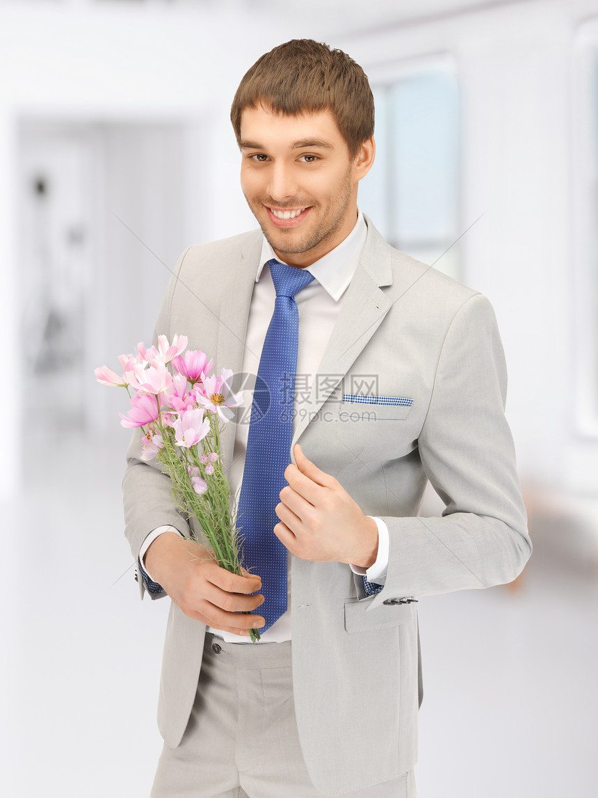 手拿着鲜花的帅帅帅男人花朵男性生活微笑礼物企业家大男子人士庆典皮士图片