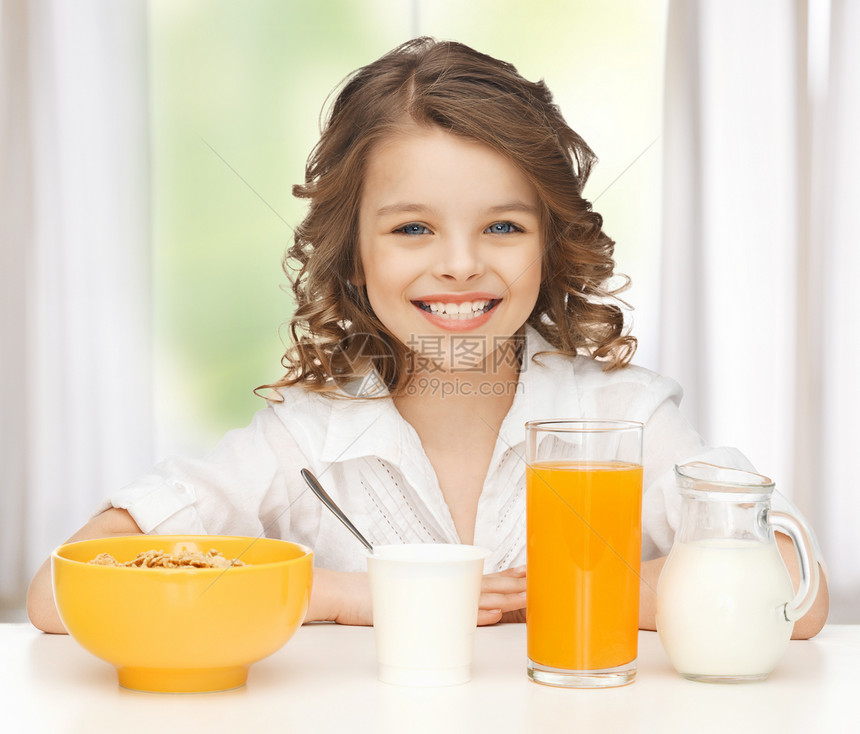 以健康早餐的女童薄片活力奶制品女性孩子们牛奶食物谷物营养女士图片