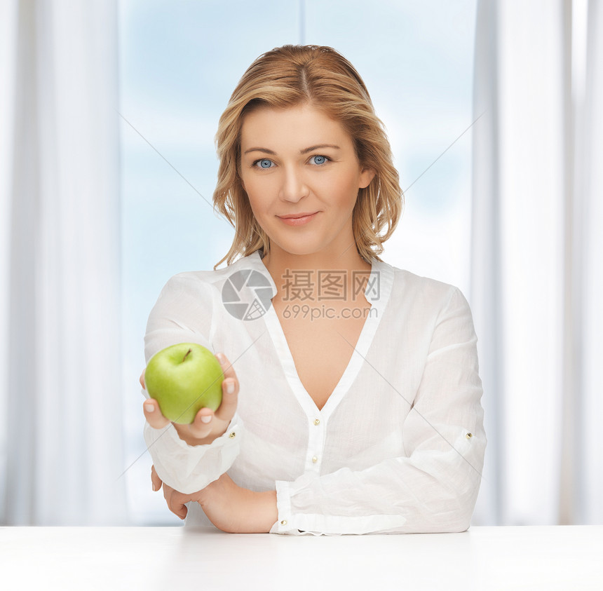 拥有绿苹果的妇女中年女孩快乐营养生态福利女性活力饮食成人图片