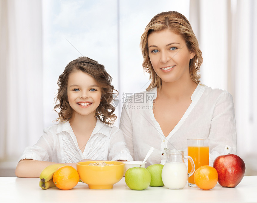 母亲和女儿水果果汁营养谷物孩子青春期酸奶牛奶中年甜点图片
