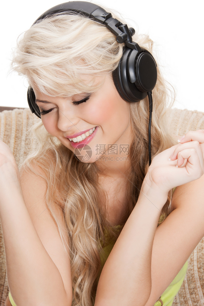 拥有女用耳机的妇女青年微笑喜悦享受耳机娱乐歌曲闲暇女孩幸福图片