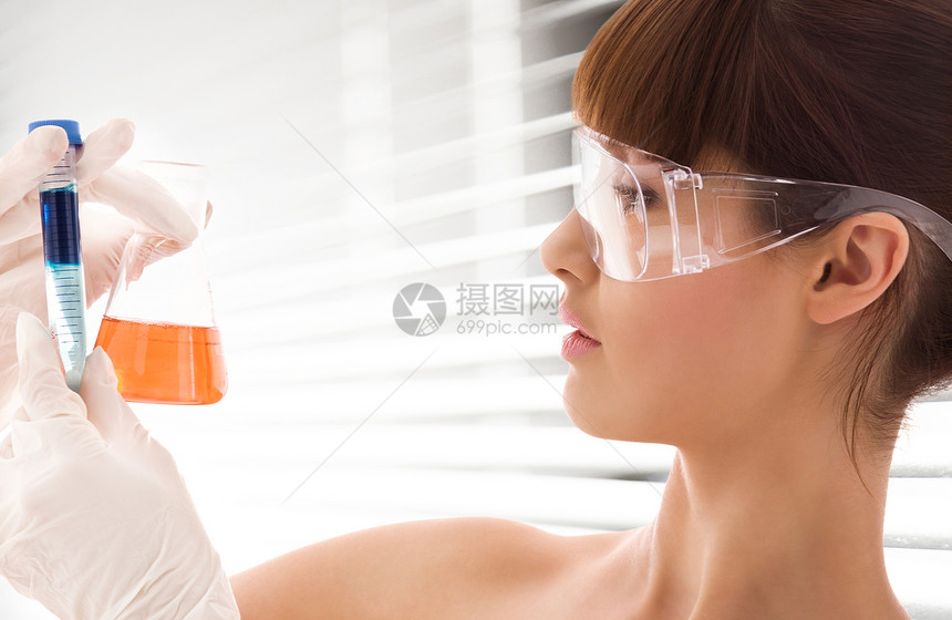 实验室工作医生研究科学家诊断化学女性样品检查化合物学生图片