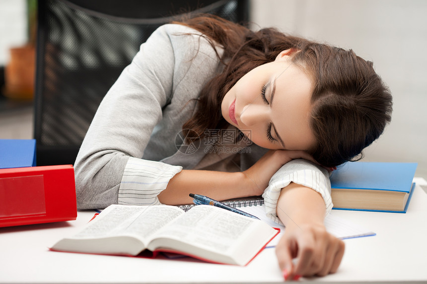 睡在桌上的无聊和疲倦的女人秘书会计教育商务考试弱点教学员工焦虑睡眠图片