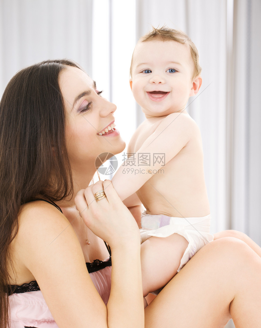 母亲手中的男婴父母男生女士家庭童年微笑幸福新生拥抱快乐图片