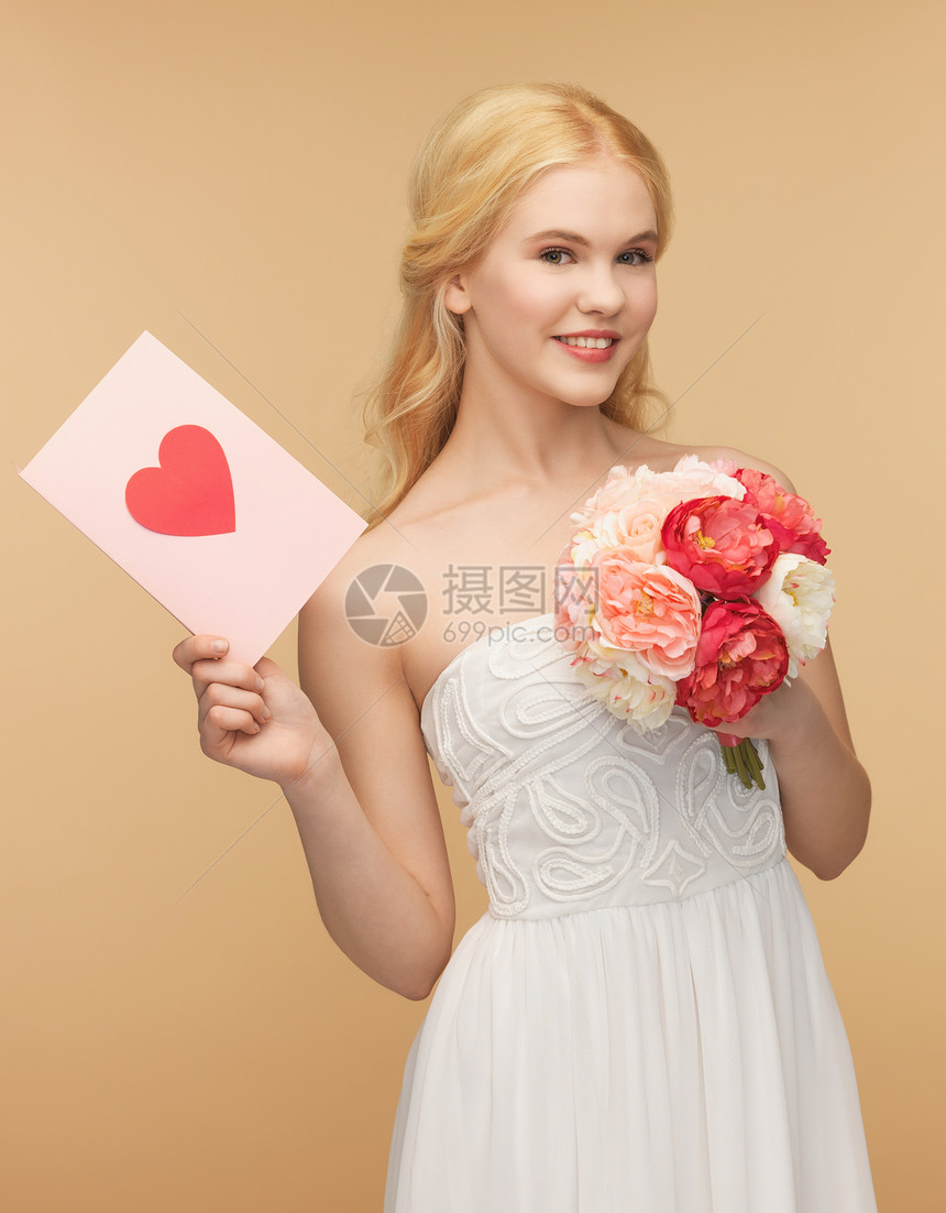 持有花和明信片的年轻妇女玫瑰女性未婚婚礼赞扬新娘邮政金发女郎卡片惊喜图片