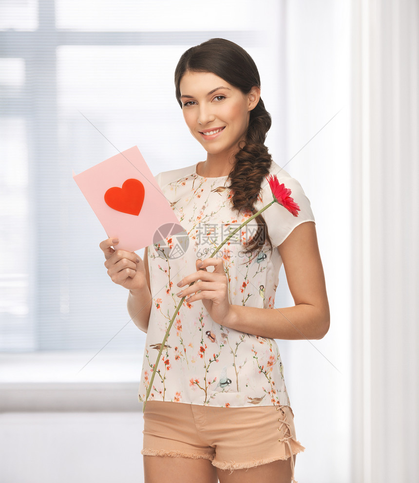 持有花和明信片的年轻妇女女性女子女士惊喜黑发卡片乡村派对邮政微笑图片