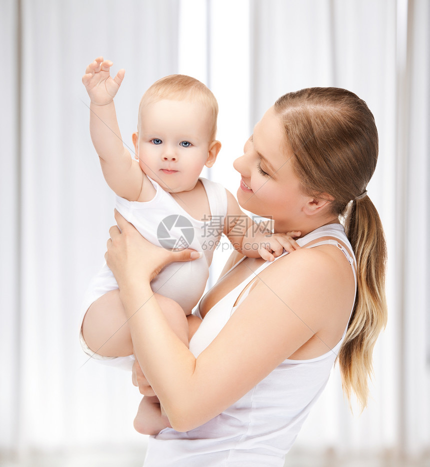 幸福的母亲和可爱的婴儿快乐女儿家庭生活新生女孩女士男生拥抱育儿图片