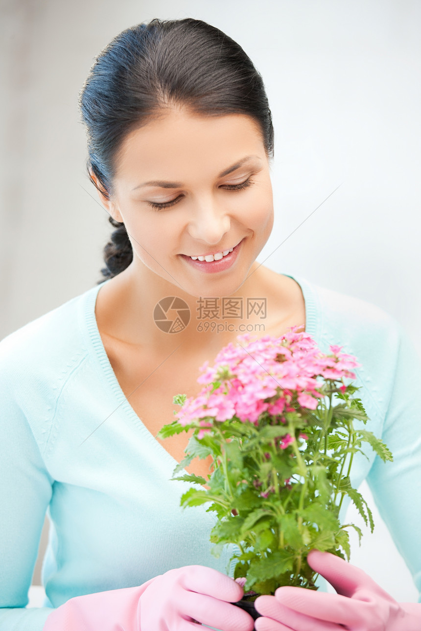 花盆中花朵的可爱家庭主妇妻子活动快乐微笑国家女性花园手套农村植物图片
