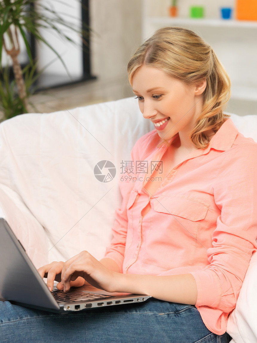 家中有膝上型电脑打字的妇女青少年公寓笔记本时间微笑技术办公女孩学生商务图片