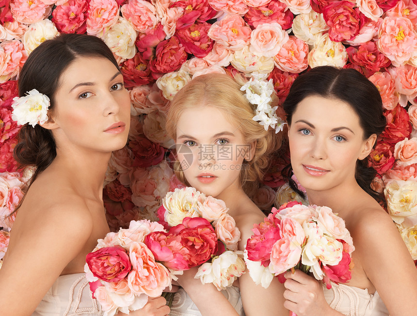 有三个女人 背景上满是玫瑰女性花束未婚裙子婚礼冒充女子花朵订婚已婚图片
