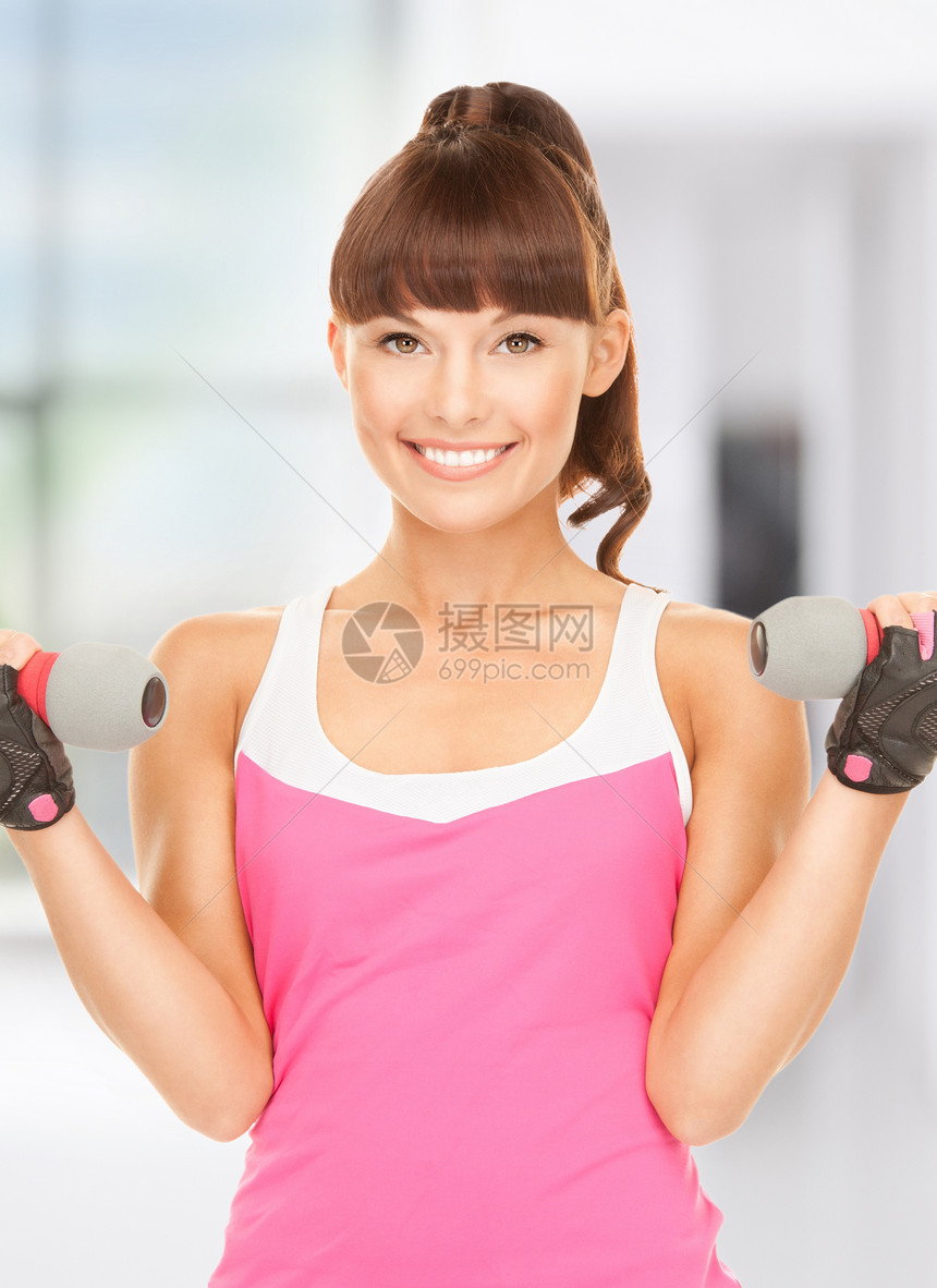 配有哑铃的健身教练女性身体减肥权重福利培训师训练运动黑发运动员图片