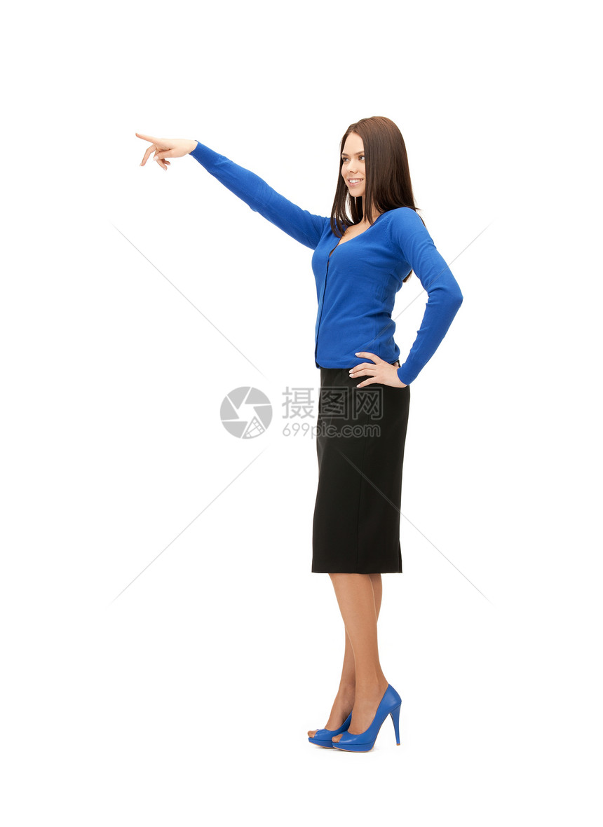 女商务人士指着她的手指按钮广告商务采摘营销手势人士女性微笑命令图片