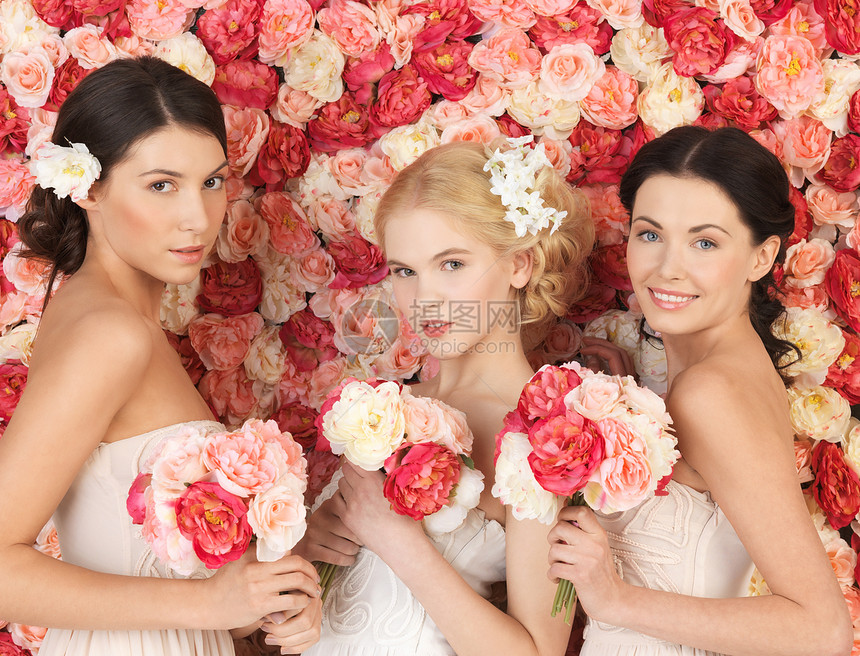 有三个女人 背景上满是玫瑰婚礼婚姻花束快乐仪式订婚女子花朵新人裙子图片