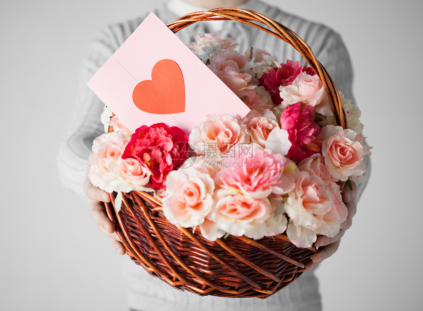 男人拿着满篮子的鲜花和明信片妈妈们生日赞扬周年婚礼男朋友丈夫礼物惊喜园丁图片
