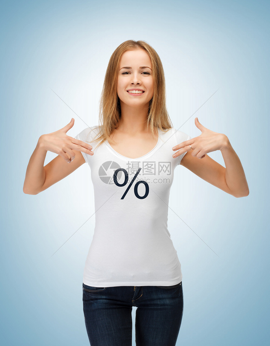 女孩指着百分数符号白色商业微笑蓝色价格折扣市场牛仔裤生长女性图片