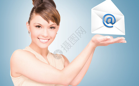 显示虚拟信封的妇女电子邮件无线商务信封生意人女孩优胜者微笑棕榈工人背景图片