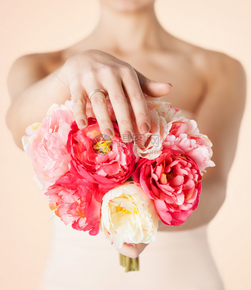 盛满鲜花和结婚戒指的新娘女性蜜月婚姻展示仪式礼物花束新人玫瑰牡丹图片