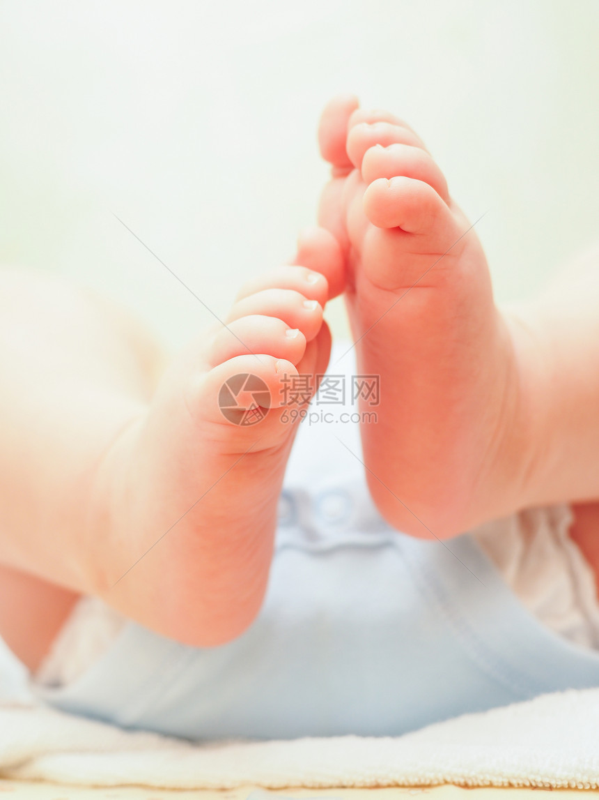 宝宝男孩身体几个月脚趾羽绒被喜悦婴儿孩子乐趣赤脚宏观图片