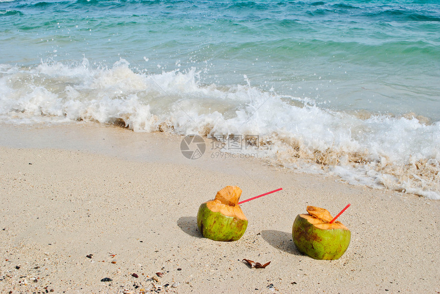 椰子在海滩上旅游白色食物绿色旅行假期蓝色图片