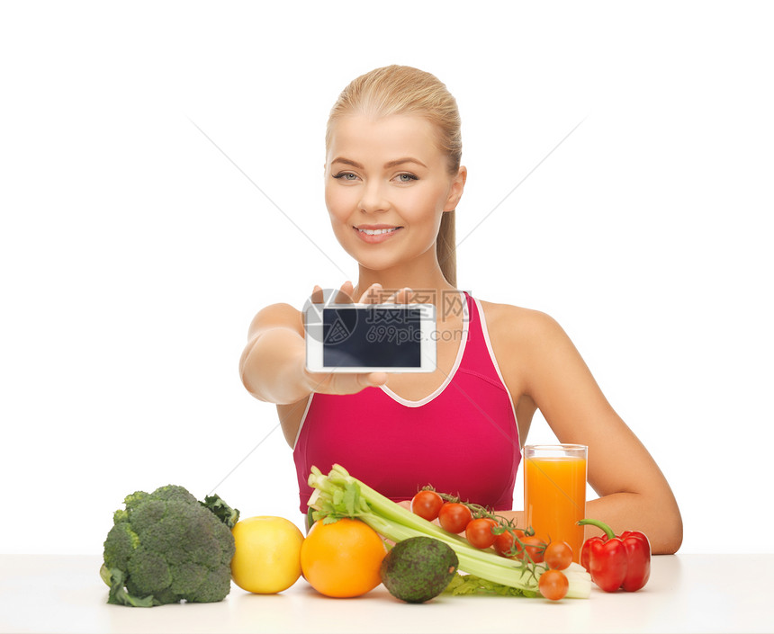 含水果 蔬菜和智能手机的妇女微笑电话生物营养女性减肥生态数数饮食计算图片