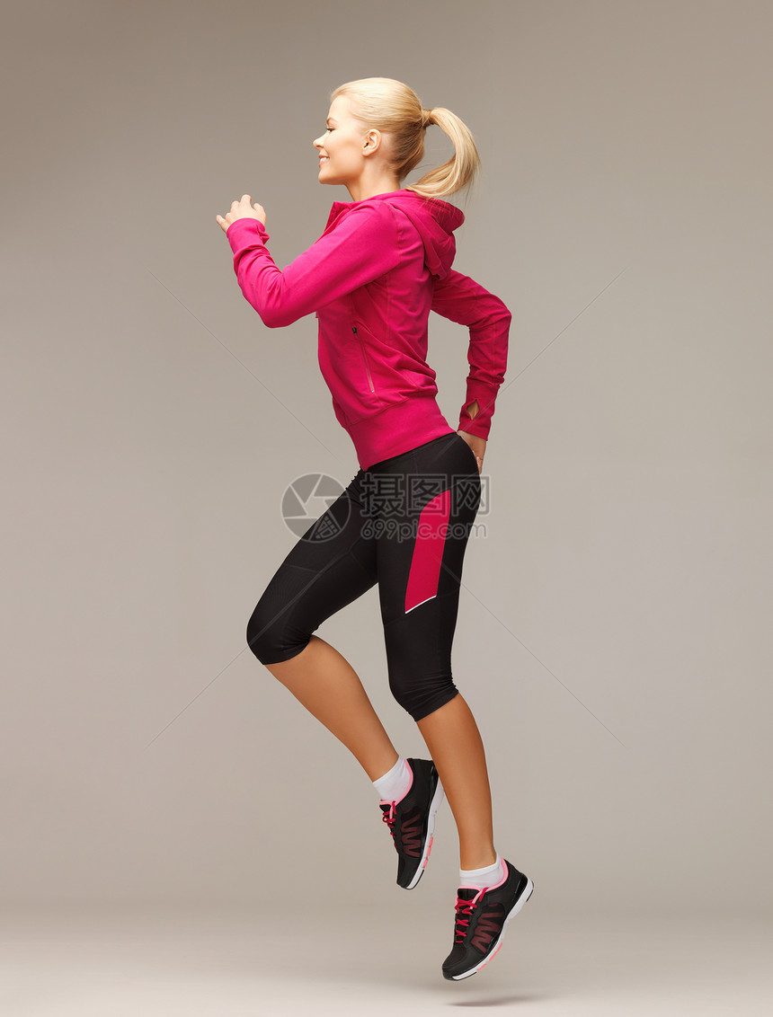 运动妇女跑步或跳跃优胜者损失训练空气航班运动装赛跑者福利幸福飞行图片