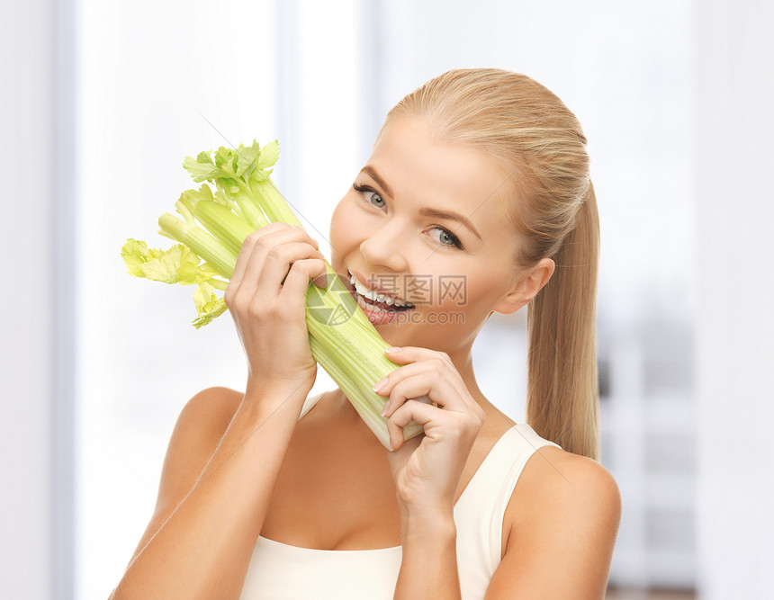 咬女人的切菜或绿色沙拉女性生态营养保健青菜损失卫生芹菜健康食物图片