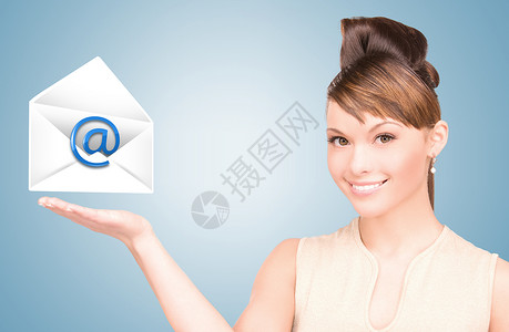 显示虚拟信封的妇女邮政邮寄工人商业微笑人士金融电子邮件女孩信封背景图片