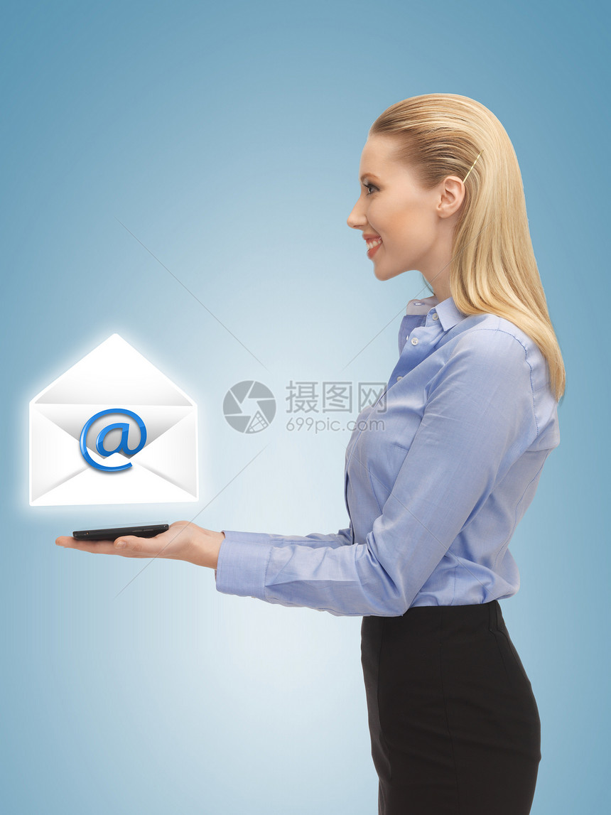 显示虚拟信封的妇女邮寄微笑人士送货互联网女孩上网信封女性服务图片