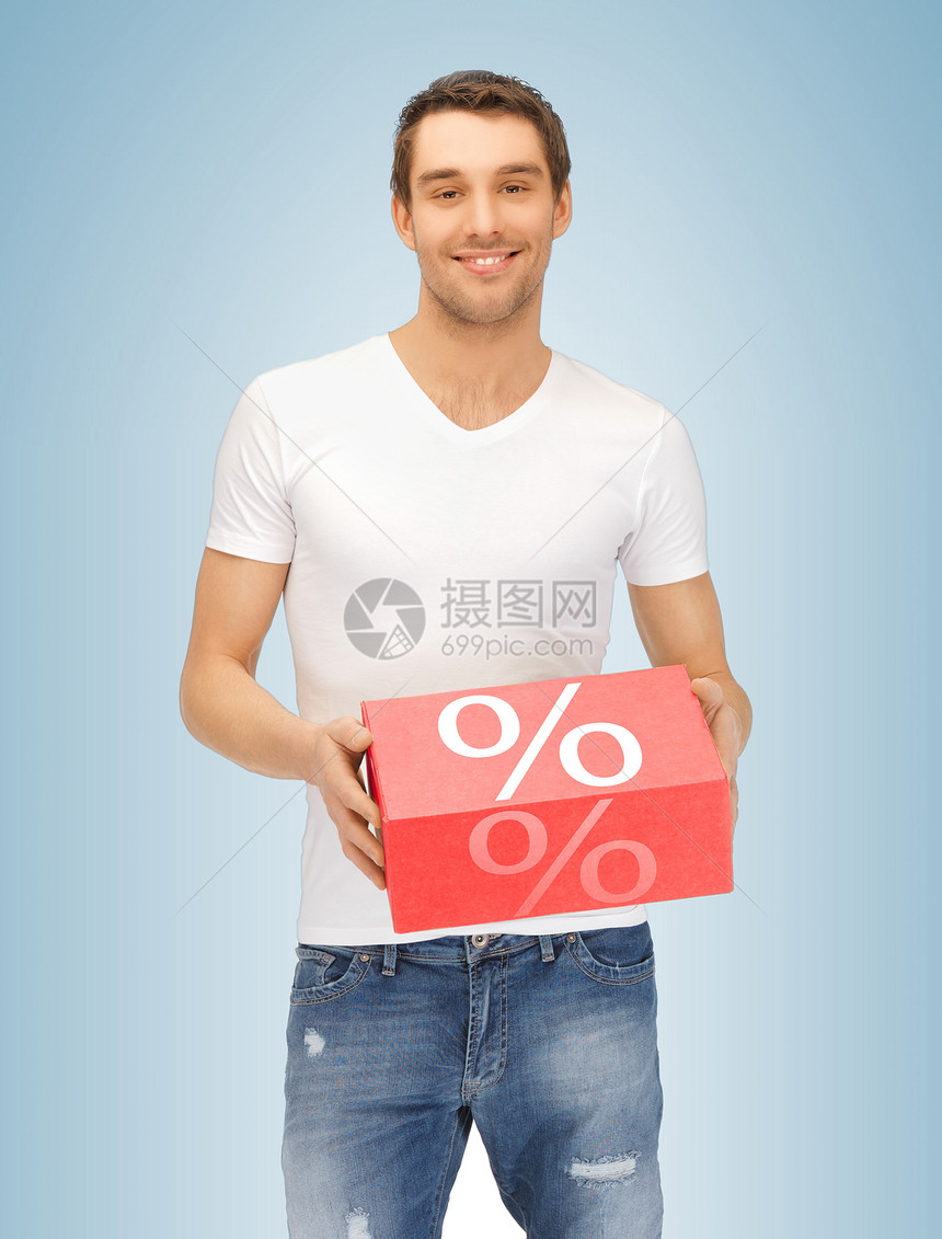 男子用大百分数箱折扣助手购物展示工人红色购物者盒子邮政顾客图片