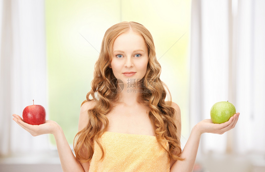 青绿红苹果的年轻美少女食物卫生女性早餐活力饮食营养水果女孩维生素图片