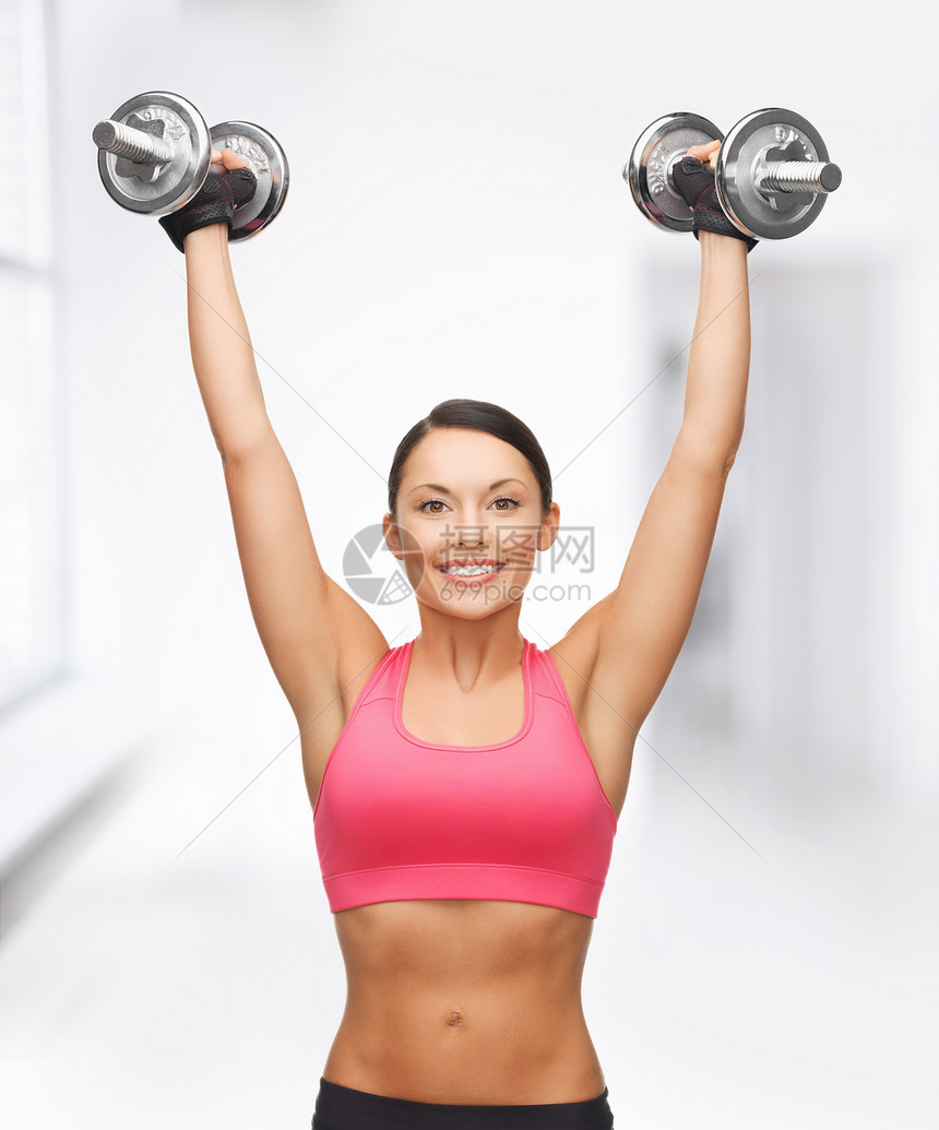 以重钢的耳聋为女子训练身体锻炼健身房运动力量培训师数字饮食微笑图片