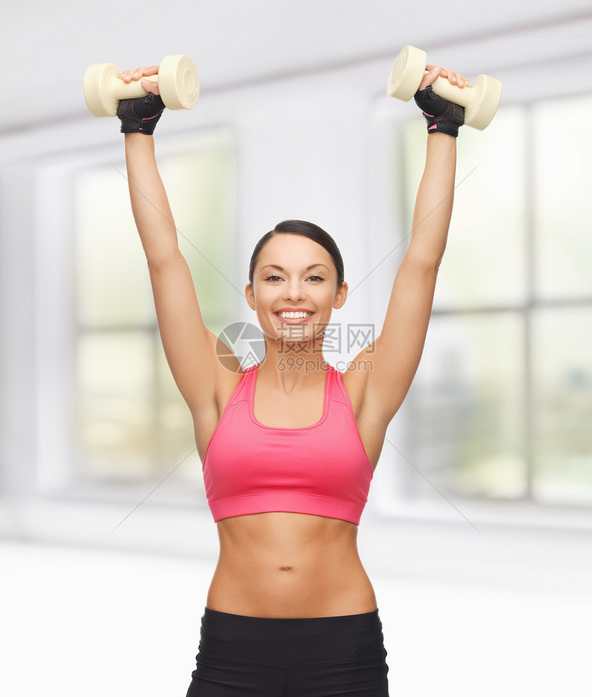年轻运动女青年 有轻聋哑铃损失健身房运动员健康微笑肌肉训练饮食重量数字图片